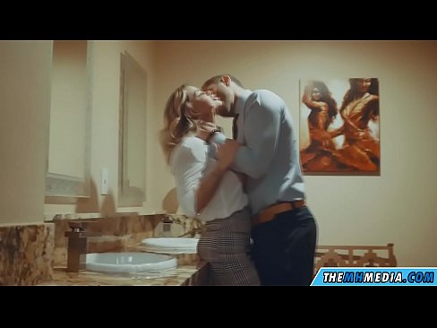 ❤️ Döşlü sarışın sizi ictimai tualetdə aldatdıqda ❤️❌ Porno bizdə ﹏